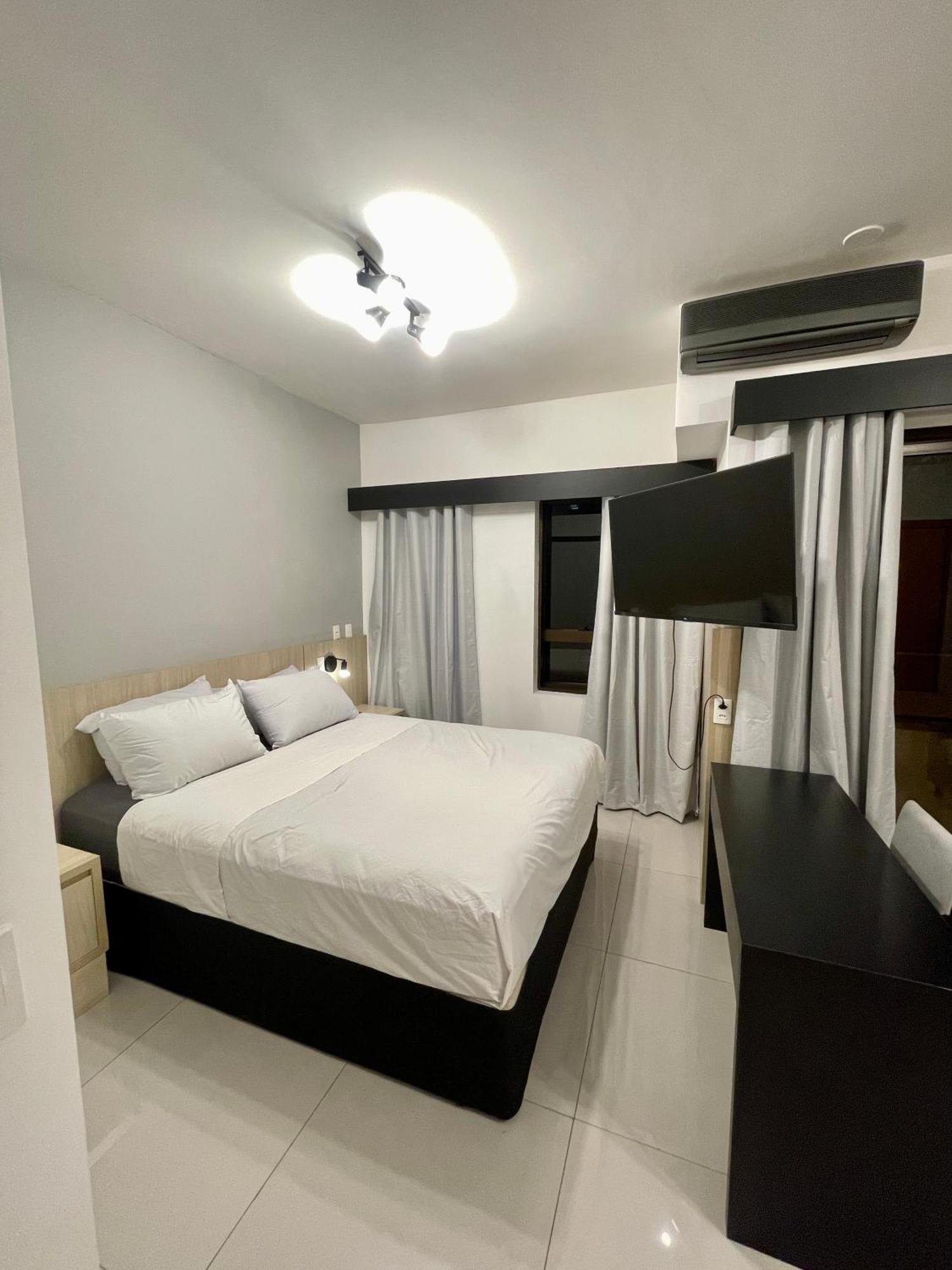 Apartamento Flat No Q. Paulista Nos Jardins, Com Sacada!